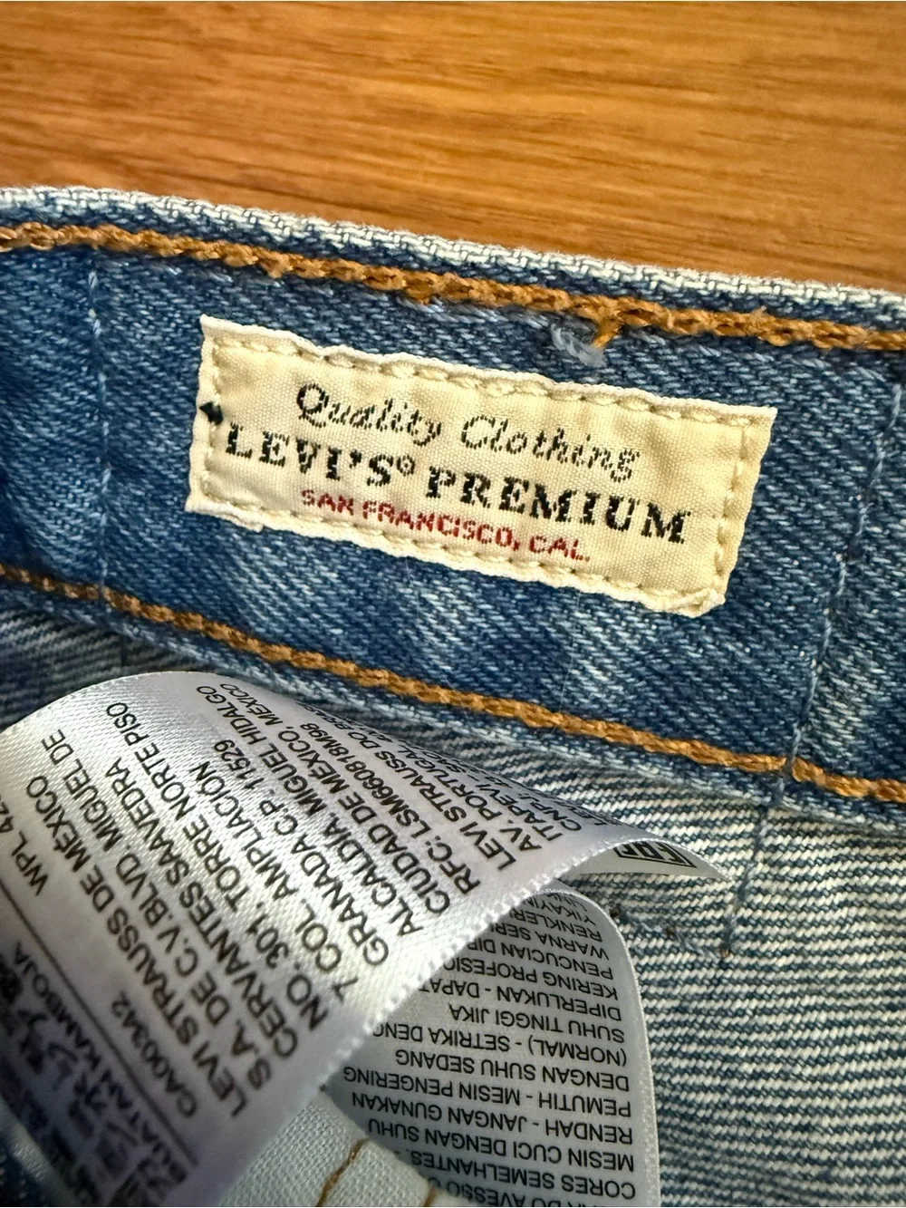 Levi's 501‎ Original Distressed Cut-Off Denim Shorts – Size W28